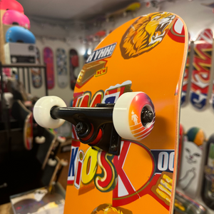 Kims kiosk - Snack deck orange (8.0) Pro complete skateboard